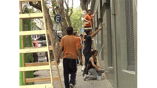Jóvenes voluntarios recuperan fachadas de centros educativos