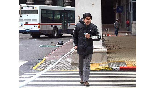 Una cuerda fue la que permitió circular en Plaza Independencia