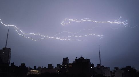 Temperaturas de hasta 38° el sábado desembocan en tormentas puntualmente fuertes el domingo, anunció Nubel Cisneros
