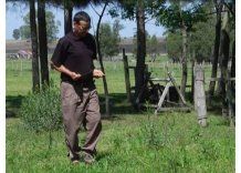 Rabdomante: un hombre que descubre agua subterránea con una vara