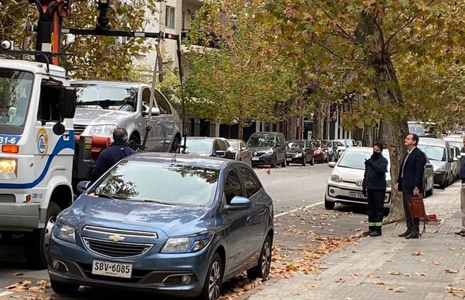 Guido Manini Ríos observa cómo se llevan su auto. (Foto viralizada en redes sociales).