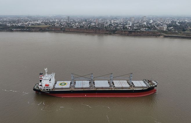El buque aislado en el río Paraná, Argentina. Uruguay espera saber si pide para ingresar a puerto local. Foto: AFP