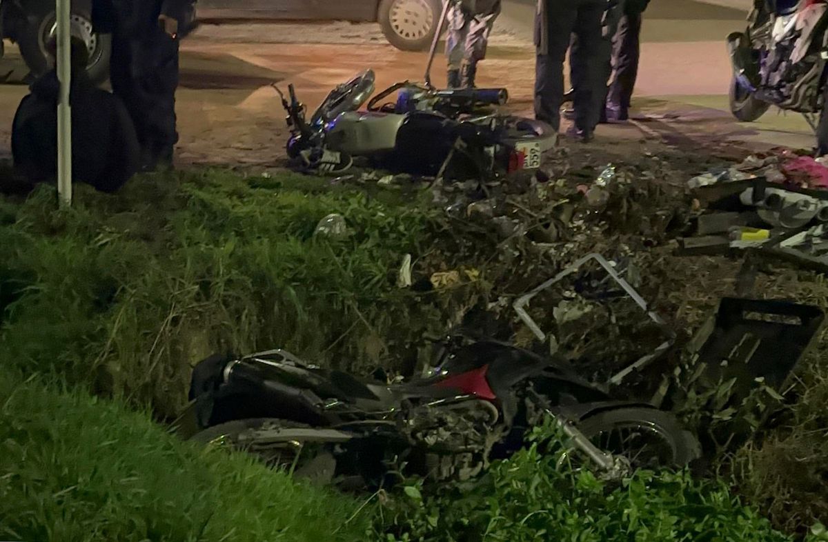 Foto cedida a Subrayado. Motos del detenido y del policía, tras persecución en Paso Carrasco. Foto cedida a Subrayado. Motos del detenido y del policía, tras persecución en Paso Carrasco.