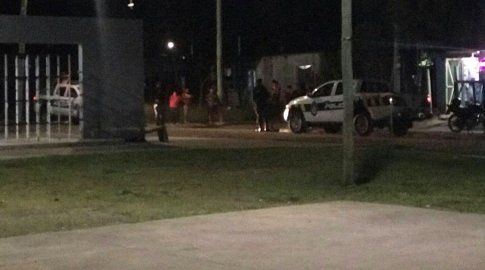 Foto: Subrayado. Policía trabajaba en la escena del homicidio en Bella Unión el miércoles de noche.