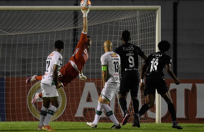El exarquero de la selección Sub-20 Santiago Mele se incorporó a Plaza Colonia y se luce en la actual Copa Sudamericana