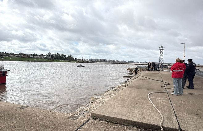 Puerto del Buceo, un auto cayó al agua. Foto: María Eugenia Scognamiglio, Subrayado.