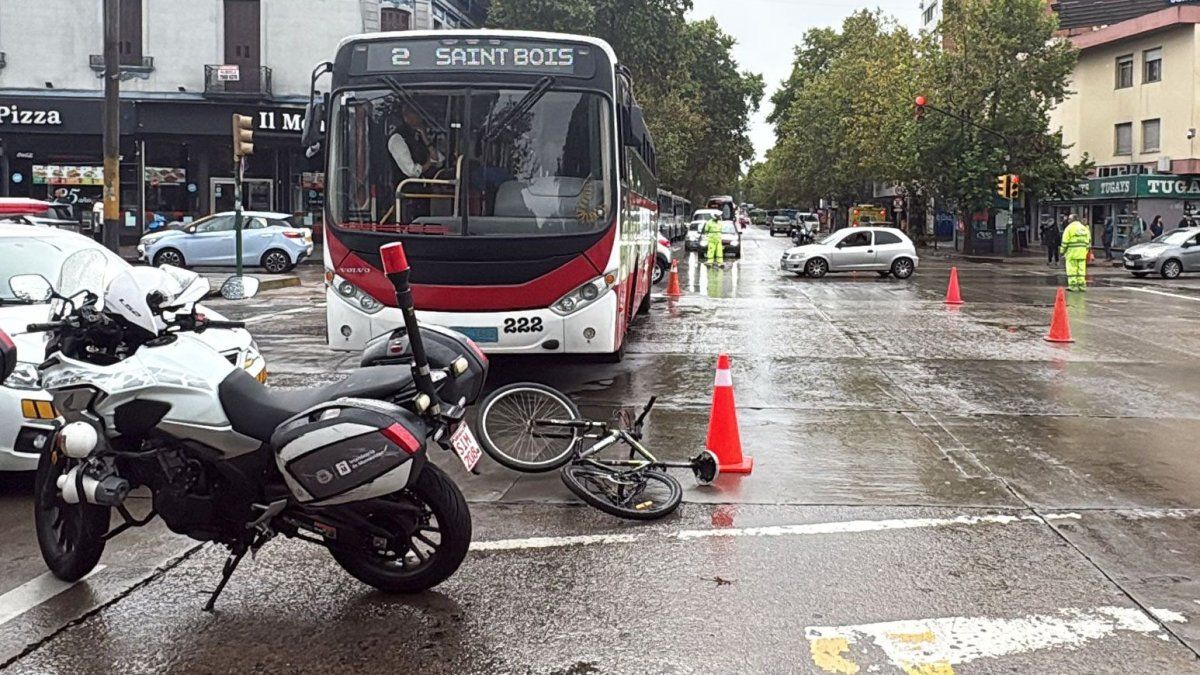 Ómnibus y bicicleta chocaron en la noche y más de 15 horas después los vehículos siguen en el lugar; hubo atasco importante