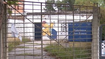 vecinos reclaman reapertura de la policlinica don bosco; se cerro por deterioro edilicio y crecimiento de panal de abejas