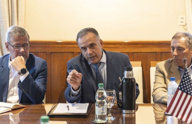 Orsi con el prosecretario Jorge Díaz y el ministro de Economía Gabriel Oddone, en la reunión con el embajador de Estados Unidos. Foto: Presidencia.