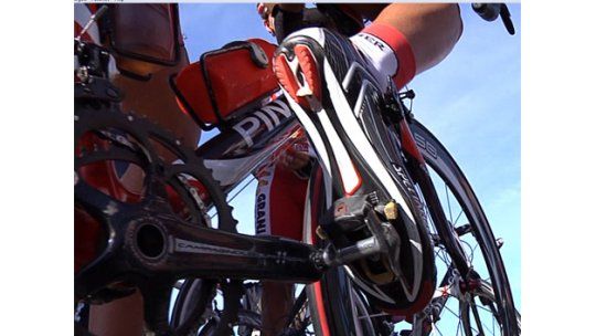 Ciclista en estado delicado tras ser embestido por un auto