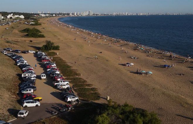 gente-playa-verano-punta-del-este.jpg