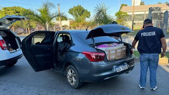 utilizaban un vehiculo de puntero para pasar contrabando y fueron detectados; hay seis detenidos