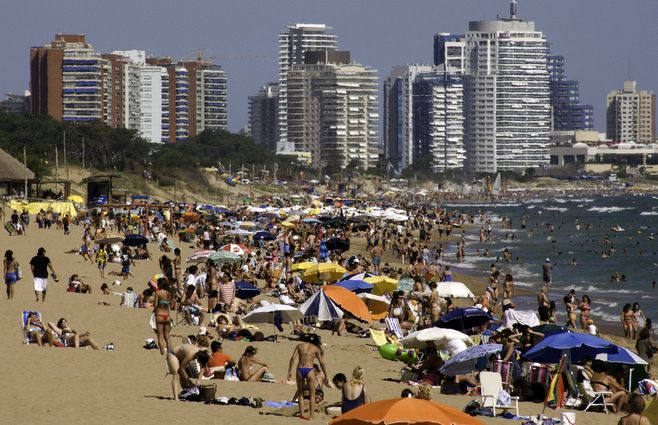 Estos veraneos en Punta de Este, sombrilla a sombrilla, no se verán por buen tiempo.