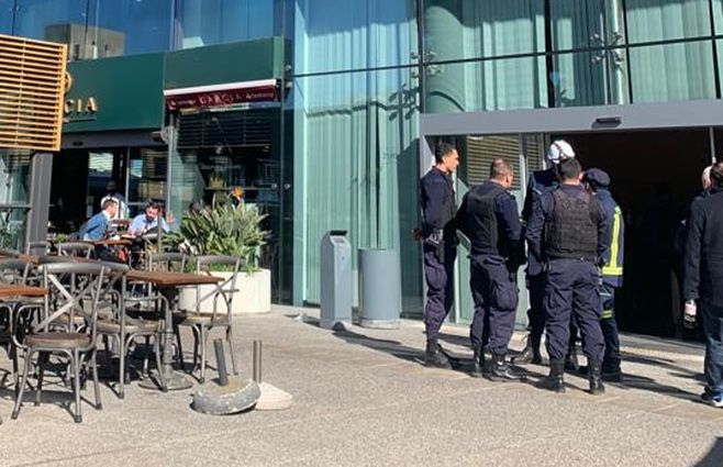 Bomberos y policías acudieron al llamado en restaurante de Punta Carretas, próximo al shopping.