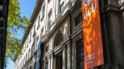 la catolica informa que tres estudiantes y un funcionario tienen coronavirus