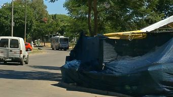 atacaron a tiros a un hombre de 32 anos mientras atendia un puesto de verduras y esta grave