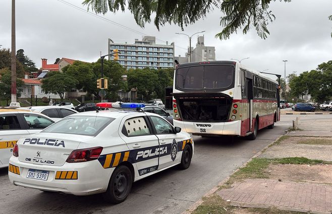 fotoeuge-omnibus-coetc-policia-avenida-larrañaga-la-blanqueada-patrullero-accidente