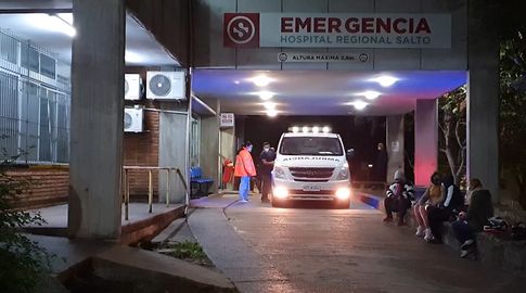 Foto: Subrayado. Puerta de emergencias del hospital de Salto.