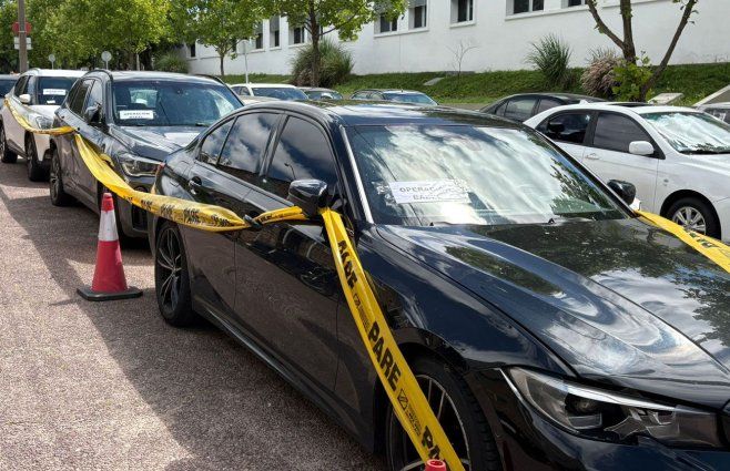 Autos incautados tras allanamientos en La Teja. Foto: María Eugenia Scognamiglio, Subrayado.