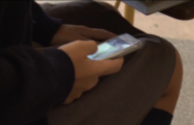 niña-celular-colegio-clase