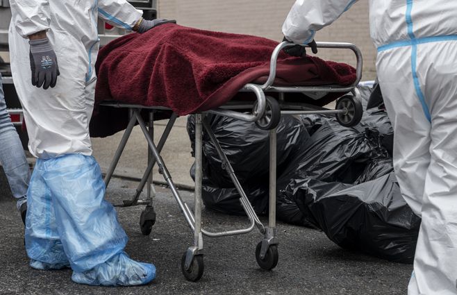Uno de decenas de cad&aacute;veres encontrados en dos camiones de mudanza. La funeraria Andrew T. Cleckley de Brooklyn hab&iacute;a alquilado camiones y colocado unos 50 cad&aacute;veres dentro con hielo. Sus responsables explicaron no dar abasto.&nbsp;