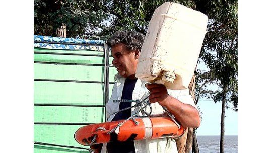 Sobrevivió 17 horas en el mar y cuando salió lo multaron