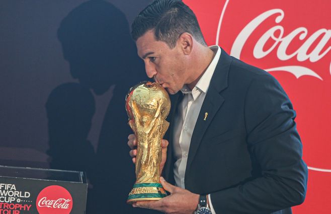 Lucio con la Copa del Mundo en el aeropuerto de Carrasco. Foto: FocoUy.