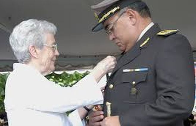 Ministra de Defensa Berrutti y el teniente general Carlos Alejo Díaz Moussampes. 
