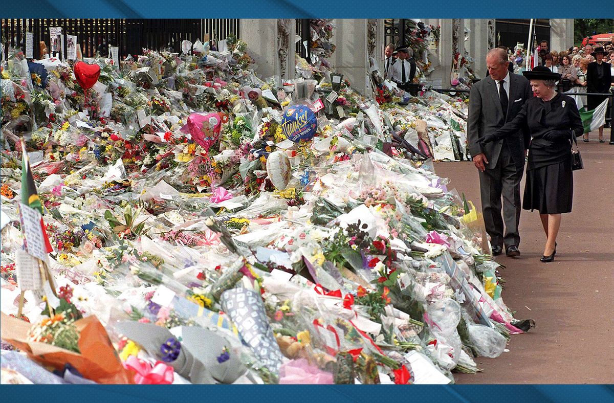 El duque de Edimburgo (izq.) y la reina Isabel observan las miles de flores y tributos dejados frente al Palacio de Kensington en memoria de Diana, princesa de Gales, el 5 de septiembre de 1997. Foto: AFP