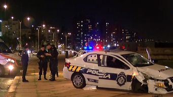 un patrullero termino sin una rueda y en la vereda de la rambla de ciudad vieja tras chocar con un auto