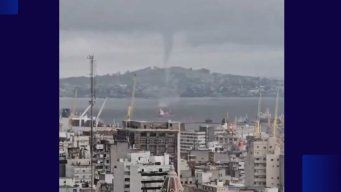 videos: una tromba marina toco la bahia de montevideo y asi lo mostro inumet