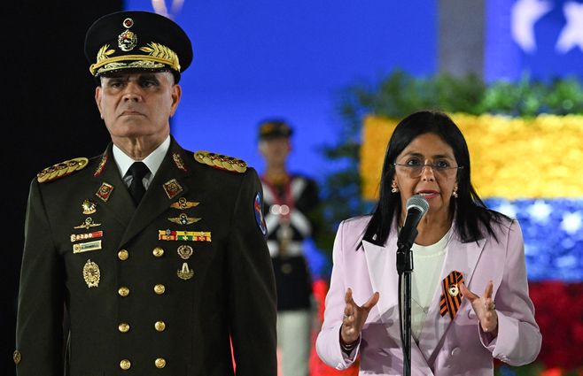 Vladimir Padrino junto a Delcy Rodríguez. Foto: AFP