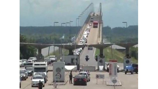 Avalancha de turistas argentinos en el puente de Fray Bentos