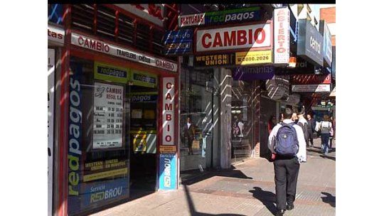 Uruguay atento a restricción para compra de dólares en Argentina