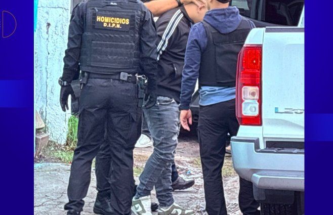 Foto: Mª. Eugenia Scognamiglio, Subrayado. Detención de uno de los sospechosos en Flor de Maroñas.