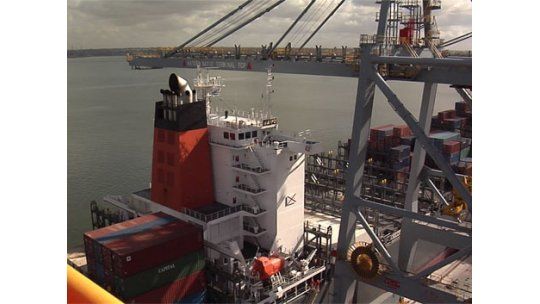 Puerto de Montevideo cerrado; barco de Buquebús tuvo que regresar