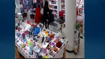 seis delincuentes roban perfumes y dinero en una farmacia