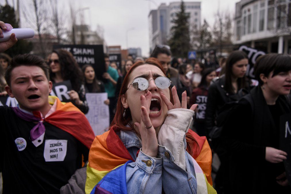 Una mujer de Kosovo grita slogas durante una marcha por la equidad de género y en contra de la violencia contra las mujeres.