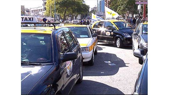 Taxistas con Bonomi: quieren pedir cédula a los pasajeros