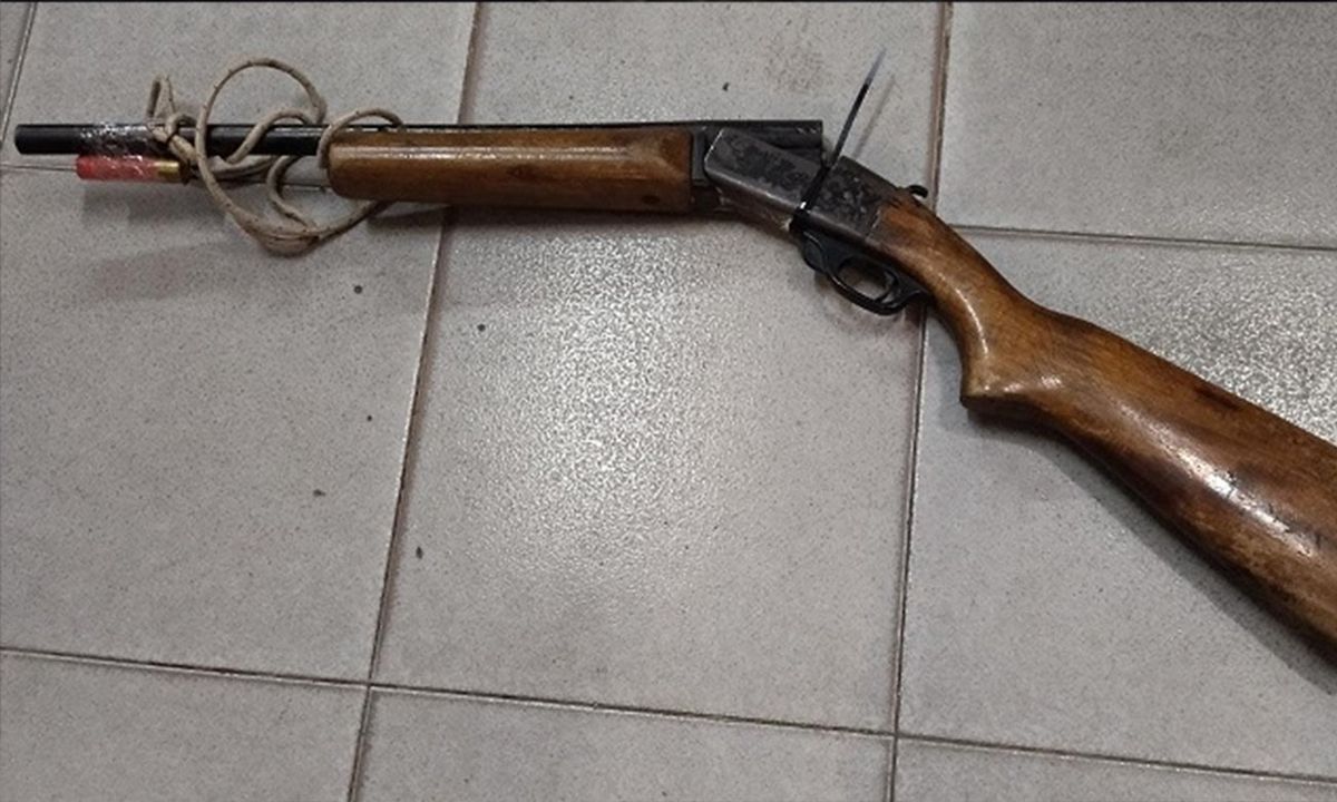 Arma incautada por disparos al vehículo del denunciante.