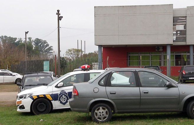 Foto: Subrayado. Policía frente a la UTU donde ocurrió la balacera, en Jardines del Hipódromo.