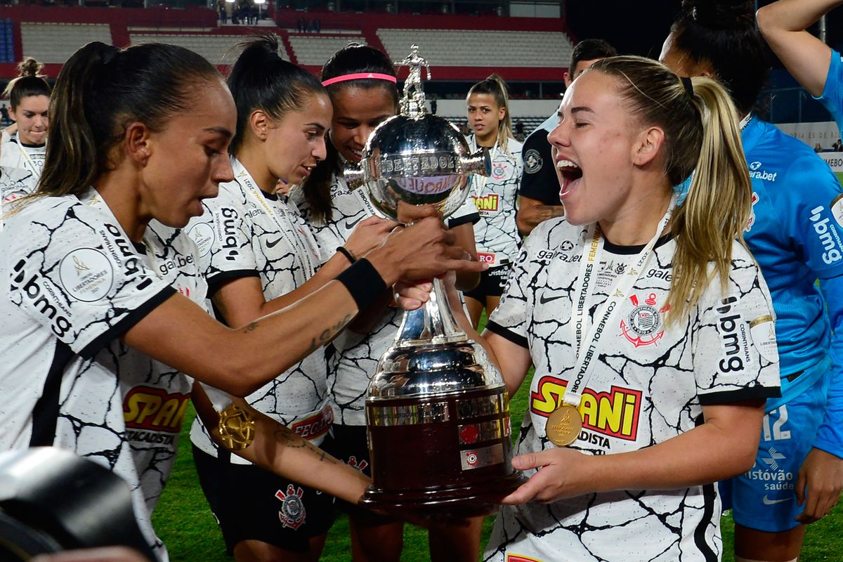 Las chicas del Timao celebran el trofeo obtenido en Montevideo