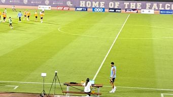 Selección Uruguaya entrena en Abu Dabi. Al costado camina Ronald Araújo rumbo a su entrenamiento especial. Foto: Marcelo Scaglia.