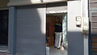 La Policía trabaja este miércoles en el local comercial de la calle Colón, desde donde los delincuentes cavaron el túnel. Foto: Lorena Nachajón, Subrayado.