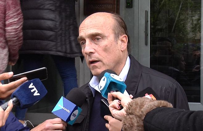 Daniel-Martínez-en-la-puerta-de-Sarandí.jpg