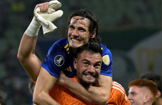 Cavani festeja con Sergio Chiquito Romero. AFP.