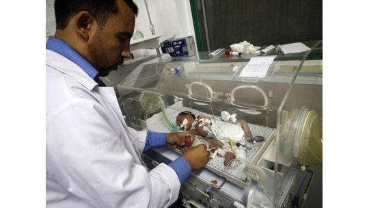 Falleció la bebé rescatada del vientre de su madre muerta en Gaza