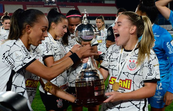 Las chicas del Timao celebran el trofeo obtenido en Montevideo