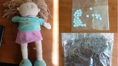 mujer pretendio ingresar al comcar con droga oculta en una muneca de su hija
