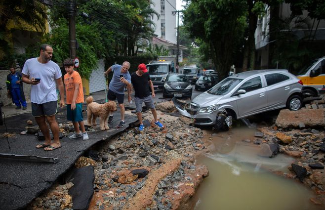 inundaciones-rio-calle-deslizamientos-AFP.jpg